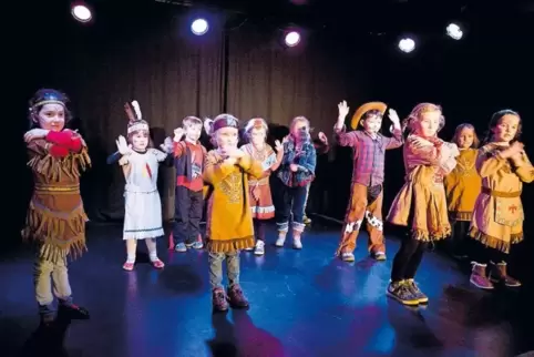 Als Cowboys und Indianer traten die Mädchen und Jungen der Kindertagesstätte Ulmet auf.