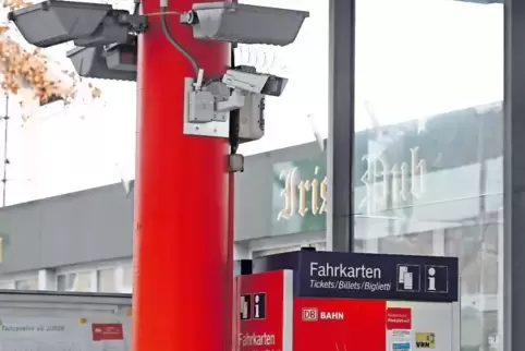 Kameras wie diese an der Säule überwachen auch den Bereich des Bahnhofseingangs.
