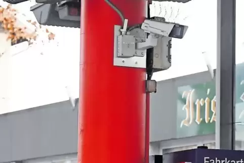 Kameras wie diese an der Säule überwachen auch den Bereich des Bahnhofseingangs.