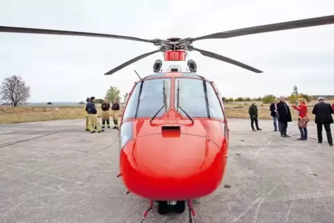 Lob für das Team des „Air Rescue Pfalz“ der Johanniter: „Sie leisten eine hervorragende Arbeit“, sagt Landrat Rainer Guth.