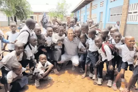 Torsten Braun inmitten einer kongolesischen Kinderschar.