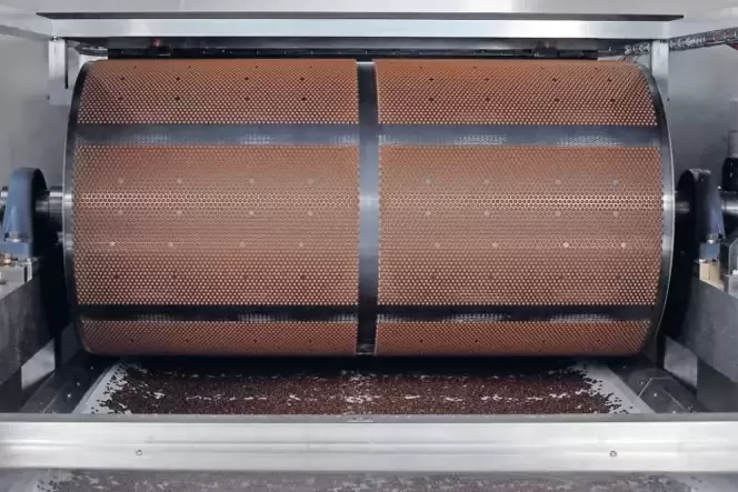 Die Schokoladengießanlage der neuen Produktionslinie. Anschließend werden die Chips abgepackt und weltweit verschickt. Die Schok