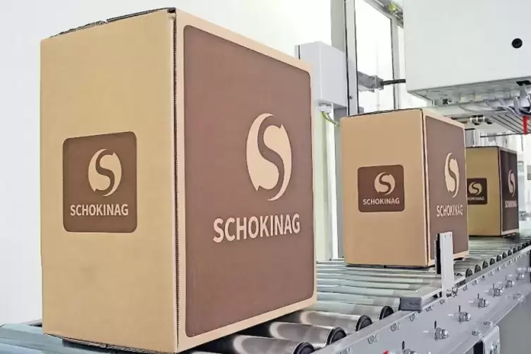 So verlassen die verpackten Produkte die Fabrik: Kartons, versehen mit dem 2016 eingef&uuml;hrten, neuen Logo.