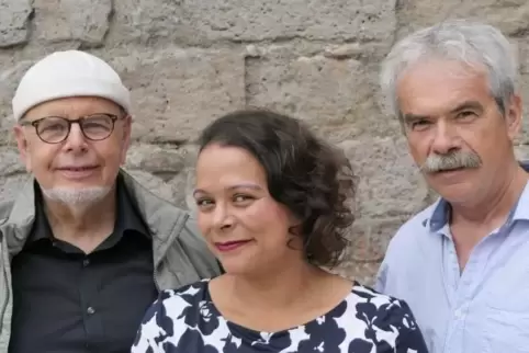 Michael Bauer, Giorgina Kazungu-Hass und Benno Burkhart (von links) lassen die Zeit der „68er“ wieder lebendig werden. Foto: Hel