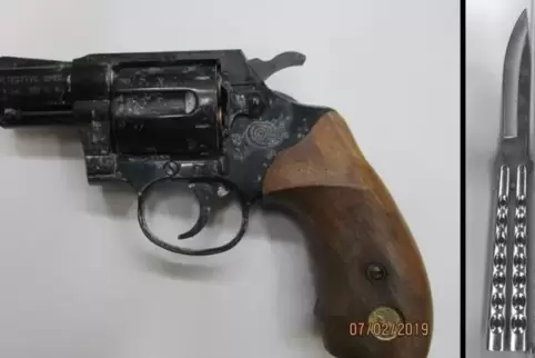 Diese Waffen ließ der 61-Jährige im Zug liegen. Foto: Bundespolizei