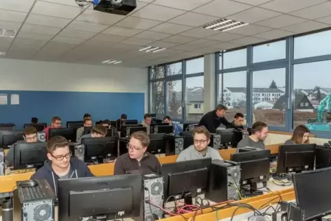 Die Klassenräume und Labors der BBS sind bereits gut ausgestattet. Für die neue Fachschule Digitalisierung sollen sie sukzessive
