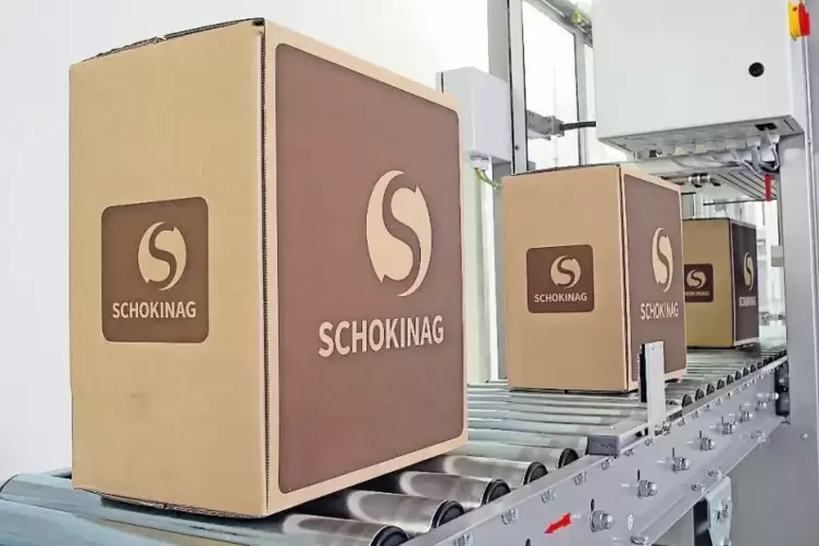 Kartons, versehen mit dem 2016 eingeführten, neuen Logo: So verlassen die verpackten Produkte die Fabrik.