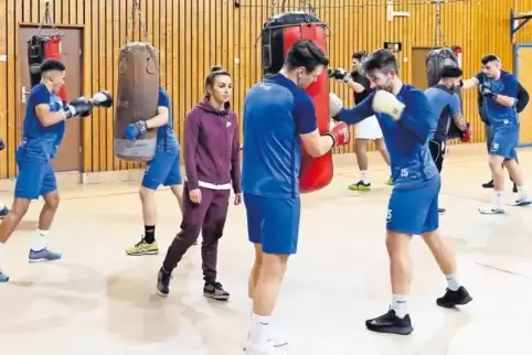 Gehen auf den Sack: Die Fußballer besuchen den Athletenverein.