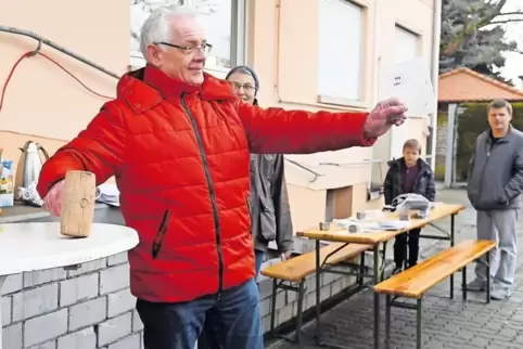 Bietet einen Ehering an: Uwe Wagner, Leiter des Fachbereichs „Bürgerdienste“ bei der Verbandsgemeindeverwaltung Römerberg-Dudenh