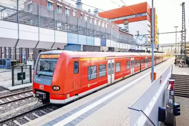 Die neue S-Bahn an einem der ausgebauten Haltepunkte auf dem Werksgelände. Die neue S-Bahn an einem der ausgebauten Haltepunkte auf dem Werksgelände.