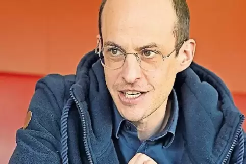 Markus Bothe will zwar keine Satire zeigen, aber zu einer Gesellschaft im Stillstand Stellung nehmen.