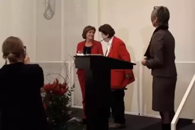 Die rheinland-pfälzische Ministerpräsidentin Malu Dreyer (links) übergibt den Frauenpreis an Lore Maria Peschel-Gutzeit.  Foto: 
