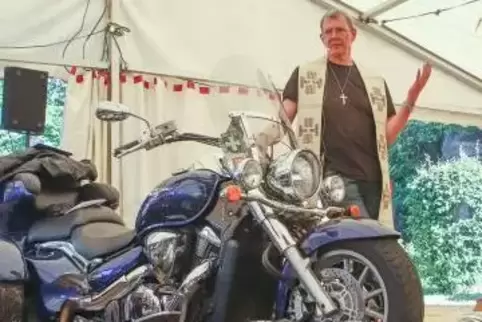 Pfarrer Tilo Brach – hier beim Motorradgottesdienst 2018 – hält die Predigt am Sonntag. Foto: Moschel