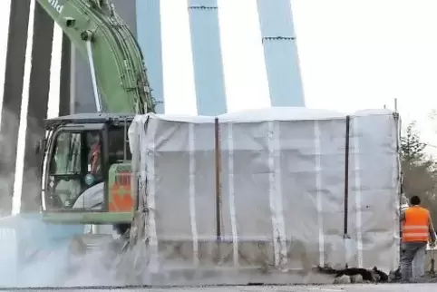 Kleine Zelte schützen die Arbeiter vor Regen. In der kommenden Woche wird über die ganze nördliche Brückenhälfte ein Zelt gespan