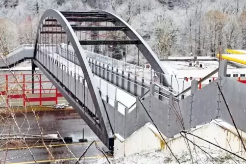 1,3 Millionen Euro teuer und umstritten: die Fußgängerbrücke über die B 10.