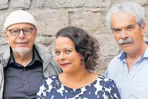 Lassen die Zeit der „68er“ literarisch und musikalisch wieder lebendig werden: Michael Bauer, Giorgina Kazungu-Hass und Benno Bu