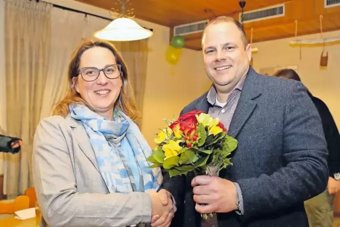 Bekommt Glückwünsche und Blumen vom Parteikollegen Patrick Fassott, der für die SPD als Kandidat für das Bürgermeisteramt in der