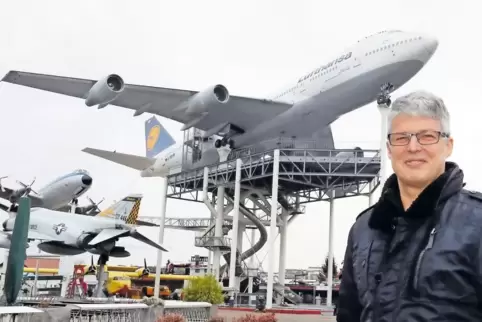 Ist ein Fan des größten Exponats im Technik-Museum: Jumbo-Jet-Pilot Thomas Kreimeier. Die Maschine in rund 20 Metern Höhe ist ei
