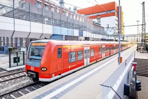 Die neue S-Bahn an einem der ausgebauten Haltepunkte auf dem Werksgelände der BASF.