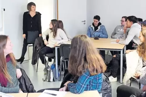 Die Journalistin Romy Straßenburg informiert Schüler über die Unterschiede im deutschen und französischen Journalismus.