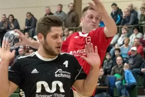 Aufpassen auf Max Zerwas. Hier geht der Mülheimer (links) dem Offenbacher Philipp Mohra aus dem Weg.  Foto: van