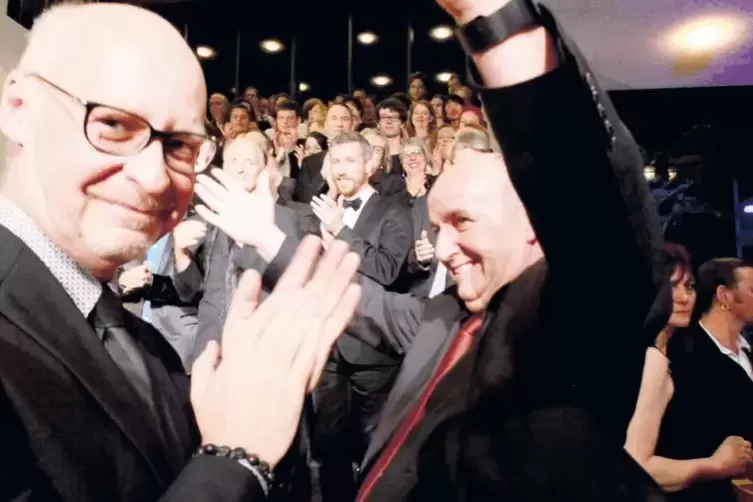 Nach der rauschenden „Everyman“-Premiere entstand im April 2015 dieses Foto: Johannes Reitmeier applaudiert seinem Team auf der 