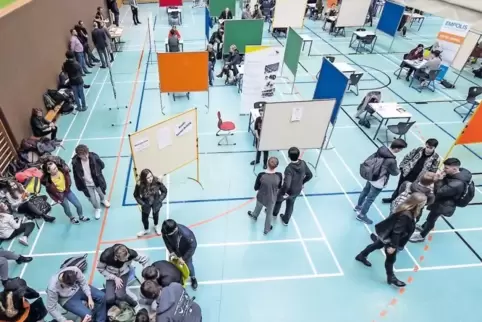 Gewusel in der Sporthalle der BBS I: Beim Azubi-Speed-Dating bleiben Schülern und Unternehmen nur 15 Minuten zum Kennenlernen.