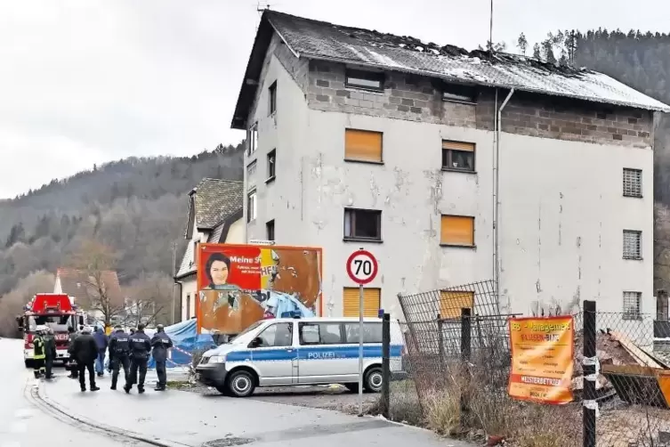Am Tag nach der Tragödie in Lambrecht: Deutlich sind die Brandschäden am Dach zu erkennen.