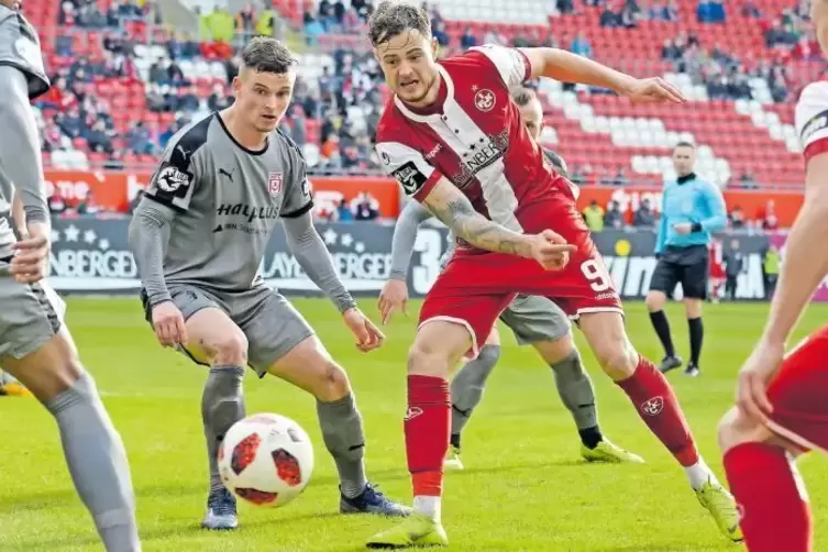 FCK-Stürmer Timmy Thiele rackert und scheitert. Links Halles Moritz Heyer.