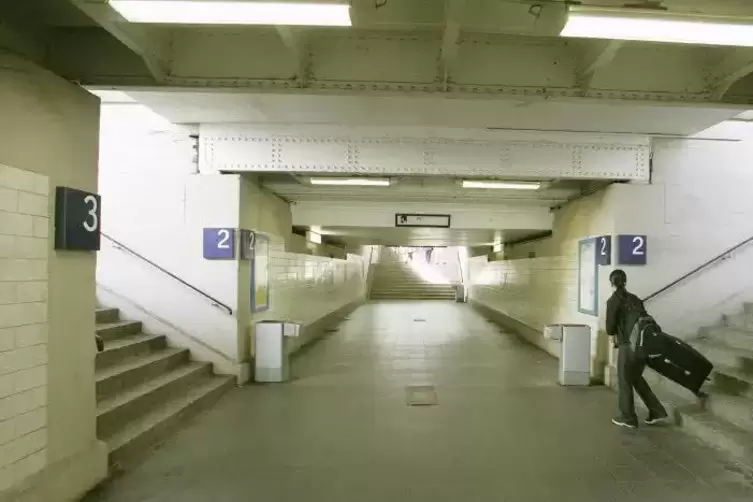 Die Unterführung im Landauer Hauptbahnhof.  Archivfoto: Thüring