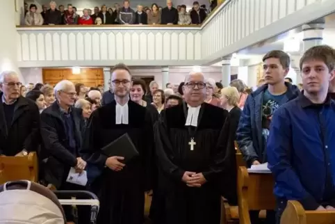  Christoph Krauth (links) ist gestern von Dekan Matthias Schwarz in sein neues Amt als Pfarrer in Erfenbach eingeführt worden. F
