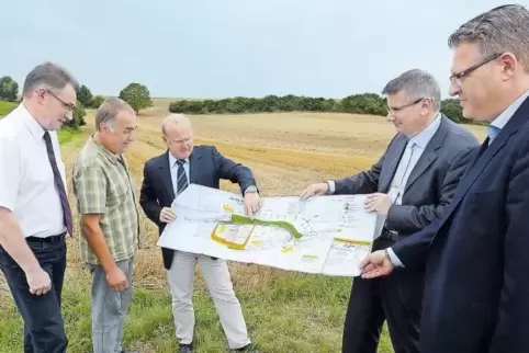 Vor zweieinhalb Jahren bei der Vorstellung der Pläne (von links): VG-Werkleiter Manfred Kauer, der Lohnsfelder Ortsbürgermeister