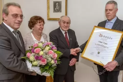 Ortsbürgermeister Lothar Anton (rechts) zeichnet Otmar Degen mit der Ehrenbürgerwürde aus. Bei der Ehrung dabei Degens Frau und 