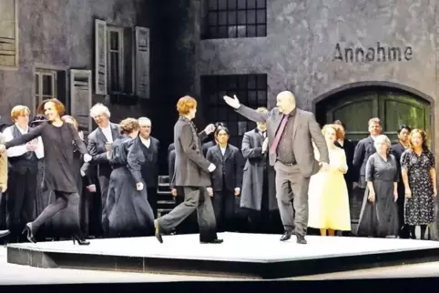 Intendant Urs Häberli (Bildmitte) huldigt nach der Premiere von Leos Janaceks Oper „Jenufa“ auf der Bühne des Pfalztheaters dem 