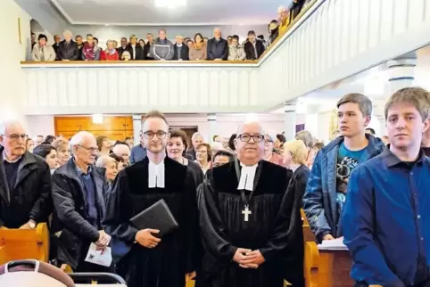 Christoph Krauth (links) ist gestern von Dekan Matthias Schwarz in sein neues Amt als Pfarrer in Erfenbach eingeführt worden.