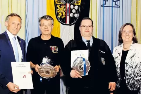Wurden für 25 Jahre im Katastrophenschutz von Landrat Ralf Leßmeister (links) geehrt: Michael Willié und Michael Groß, rechts da