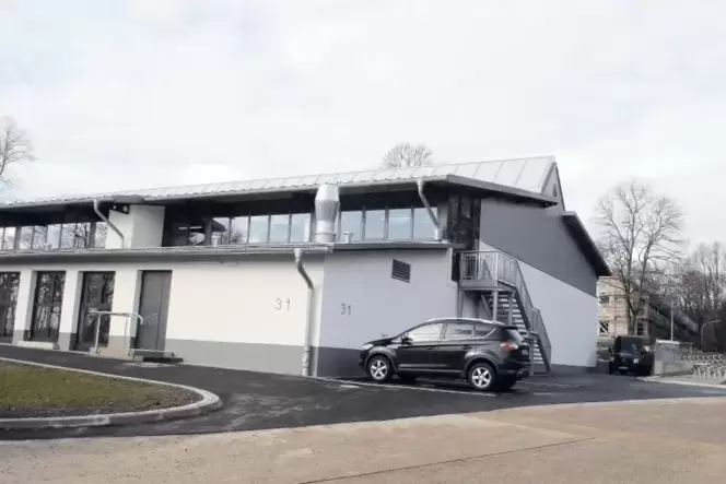 Die neue Sporthalle soll bis Mitte des Jahres genutzt werden können. Das Gebäude im Hintergrund wird derzeit zum Sanitätszentrum