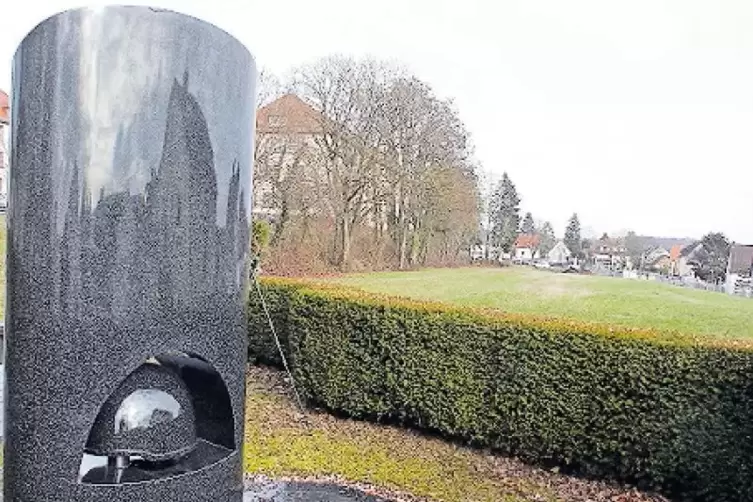 Auf der Fl&auml;che hinter dem Ehrenmal wird eine Kapelle gebaut.