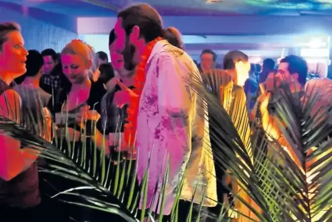 Beim Caribbean Clubbing verpasst das Organisationsteam der Salierhalle ein karibisches Flair –wie hier bei der Party 2014. In di