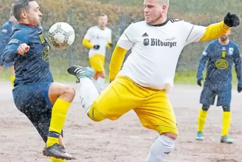 Hatte Pech mit einem Pfostentreffer: Christian Doell (weißes Trikot) vom FV Rockenhausen, hier im Duell mit Hinterweidenthals Do