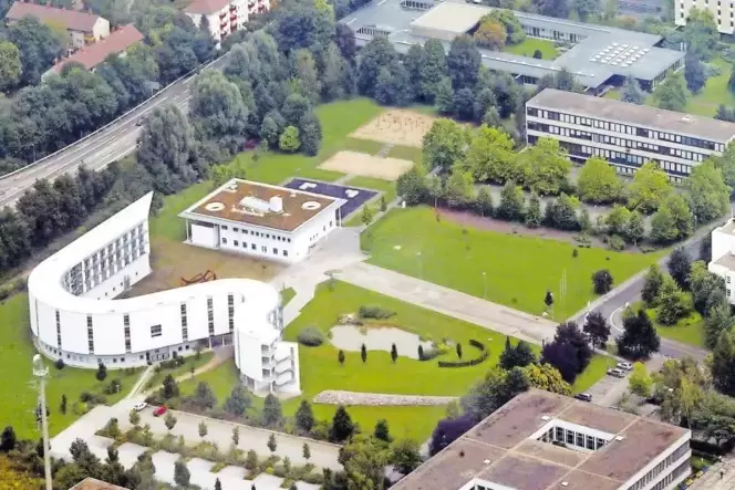 Vor den Toren der Stadt: Uni-Campus. Auf der Grünfläche rechts entsteht ein neues Gebäude. Vor den Toren der Stadt: Uni-Campus. Auf der Grünfläche rechts entsteht ein neues Gebäude.