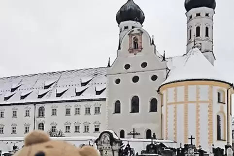 Nils vor der Klosterkirche.