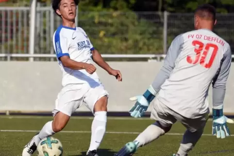 Chance vergeben: Kazuaki Nishinaka (links) vom TuS Mechtersheim, hier im Spiel gegen Diefflen.  ArchivFoto: Christian Hamm
