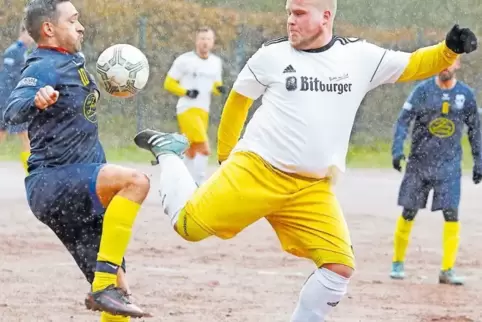 Traf bei seinem ersten Einsatz nach langer Verletzungspause gleich für den SVH: Dominic Keßler (links), hier mit Rockenhausens C