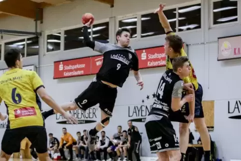 Er verhinderte die Niederlage des TuS: der Dansenberger Spieler Marc-Robin Eisel hier beim Sprungwurf. Foto: VIEW 