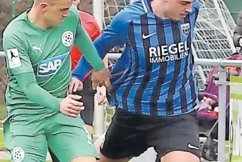 Vorsicht, Auslinie: Milot Berisha (rechts) vom FC Speyer 09.