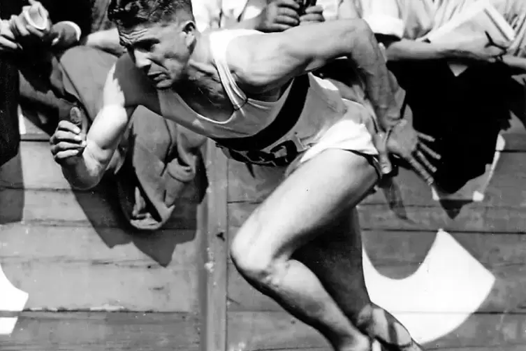 28.August 1954 in Bern: Der Europameister über 100 Meter, Heinz Fütterer, startet bei der EM im 200-Meter-Vorlauf, den er gewinn