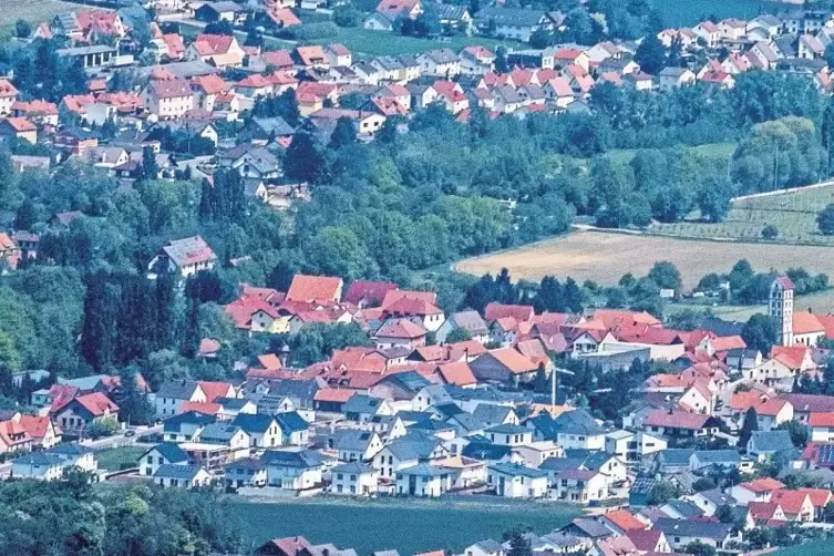 Obrigheim, eine Gemeinde ohne Einkaufsmarkt, von oben: Das Foto zeigt den Ortsteil Colgenstein-Heidesheim, rechts im Bild ist di