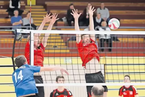 Der Block der SG TSV Speyer/VBC Haßloch/TuS Heiligenstein mit Jannik Reber und Sebastian Kuczaty im Spiel gegen die SSG Etzbach.