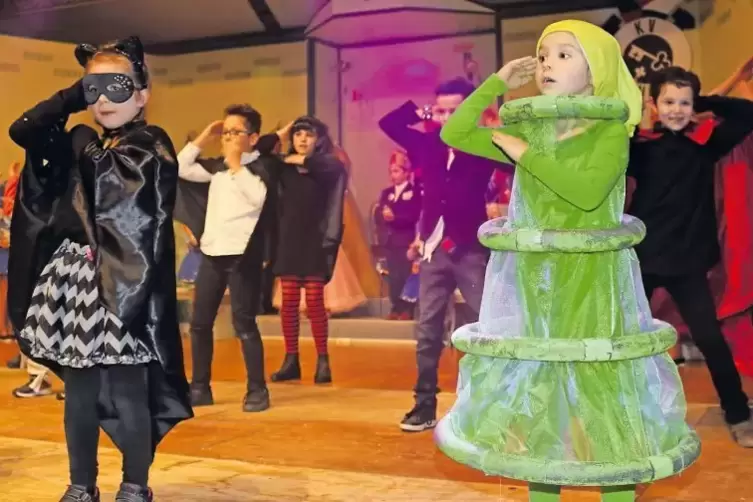 Fantasievolle Kostüme: Eine Gruppe der Kolpingsfamilie tanzte zum Motto „Hotel Transsilvanien“.
